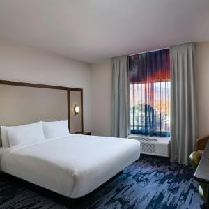 King Room with Roll-In Shower and City View - Mobility and Hearing Accessible