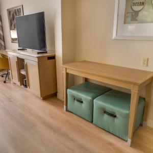 King Room with Accessible Tub - Mobility and Hearing Access/Non-Smoking