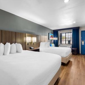 Queen Room with Two Queen Beds and Bathtub - Disability Access/Non-Smoking