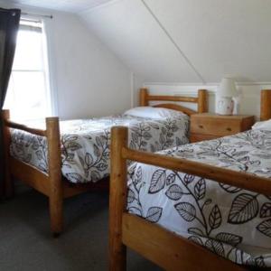 Three-Bedroom House Cabin 12