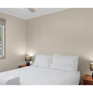 Superior 2 Bedroom Waterfront Cabin - Sleeps 4