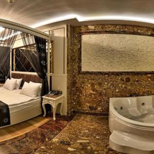 Deluxe Suite with Spa Bath