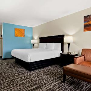 King Room with Roll-in Shower - Disability Access/Non-Smoking