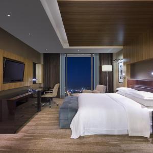 One-Bedroom King Suite - Club Lounge Access