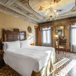 Deluxe Double or Twin Room with Terrace and Canal View