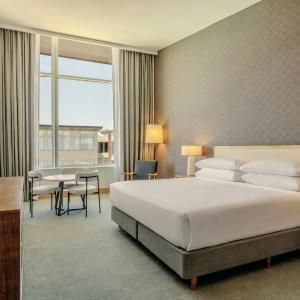 King Room with Pool View - Club Level