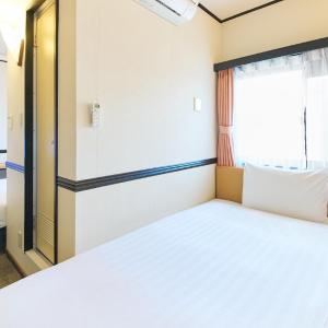 Standard Twin Room with a Shower & Bath Room between Beds - Non-Smoking