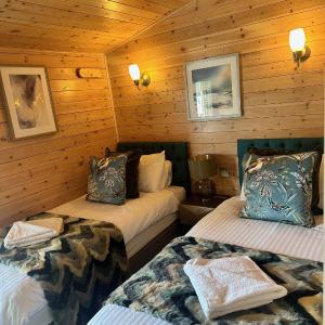 Four Bedroom Deluxe Lodge with Hot Tub