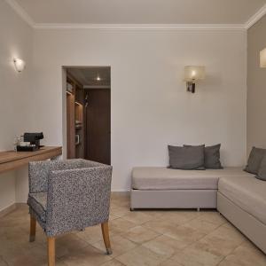 Family Room with Private Pool & Garden View