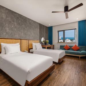 Superior Twin Room with Partial Sea View