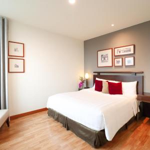 One-Bedroom Deluxe Apartment