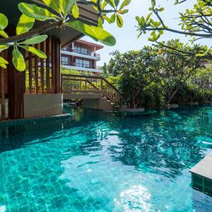 Deluxe Pool Access With Spa Bath