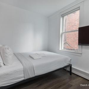 Queen Room with Shared Bathroom 303