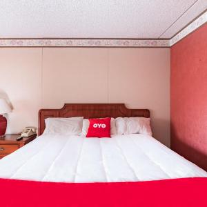 King Bed Smoking with Jetted Tub