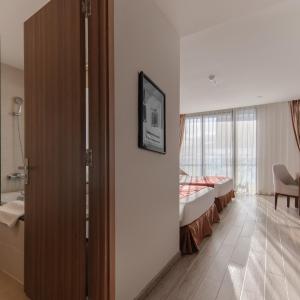 Senior executive city view twin