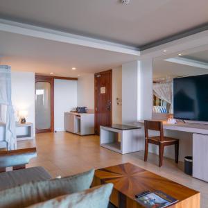 King Suite with Sea View and Pool Access, Non-Smoking