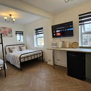 Deluxe Quad Studio