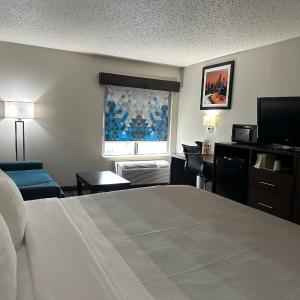 Queen Suite with Two Queen Beds and Sofa Bed - Accessible/Non-Smoking