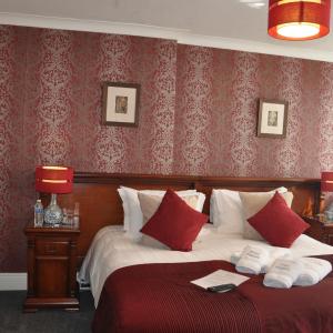 Semi Deluxe with Super King Bed En-suite with shower
