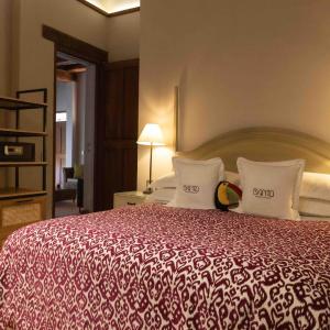2 Bedroom Suite -1 King , 1 Queen