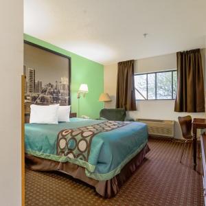 Queen Bed Accessible Non-Smoking