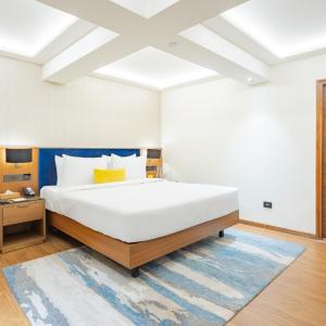 Deluxe Suite: : Enjoy  20% off on Food & Beverage services, Happy Hours with 1+1 offer on Alcoholic Beverages,  Early Check-In and Late Checkout upto 3 hrs (SAV)