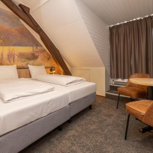 Small Double Room with Shower 
