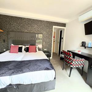 Double or Twin room with corner bathtub and terrace 