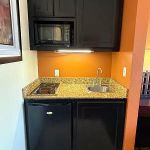 Deluxe Queen Suite