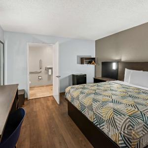 King Room with Roll-In Shower - Disability Access