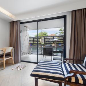 Twin Room with Pool Access