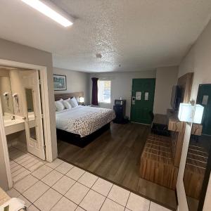 King Suite with Spa Bath - Non-Smoking