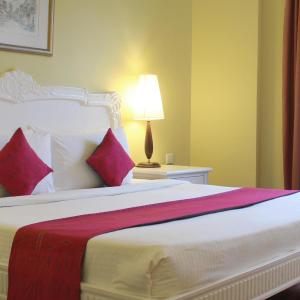 Deluxe One-Bedroom Suite King