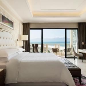 Deluxe with Balcony, Guest room, 1 King, Partial Sea View