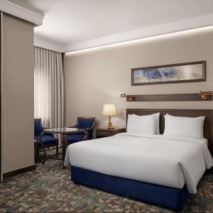 Executive Corner Suite with Lounge Access