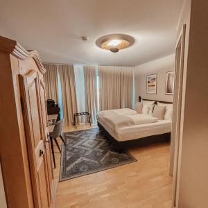 Double Room with Balcony and Garden View