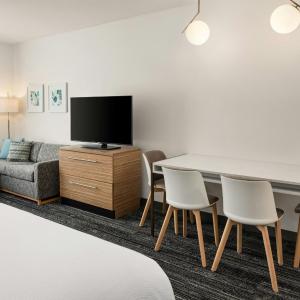 Queen Studio with Sofa Bed and Adapted Tub - Mobility Accessible