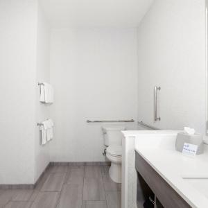 Standard Queen Room with Two Queen Beds and Mobility Accessible Tub
