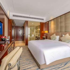 Superior Business Room with One King Bed - Non-Smoking