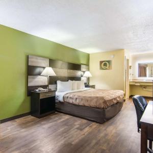 Standard King Room - Non-Smoking 