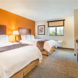 Queen Room with Two Queen Beds - Recliner - Hearing Accessible