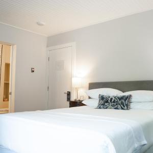 Historic Inn Deluxe Queen Room Niagara-on-the-Lake