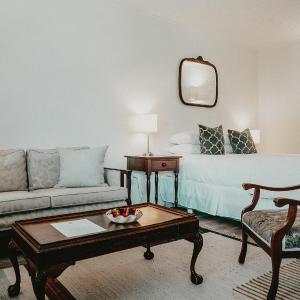 Standard 1 Queen Bed