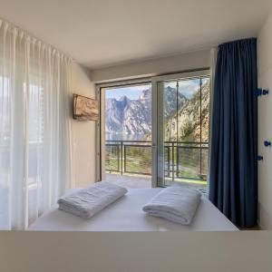 Queen Room with Terrace and Lake View