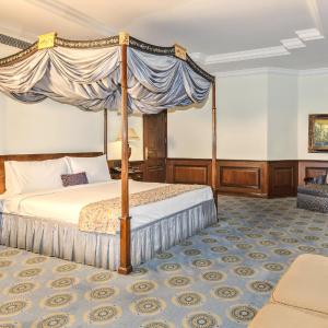 Presidential Suite With Club Lounge Access & 2 Way Airport Transfer