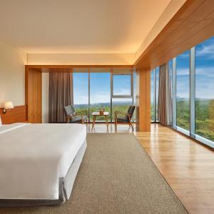 Deluxe Double + Breakfast for 2 + KRW 50,000 Credit at DACHAE Restaurant (In-Room Dining Available, Per Night)