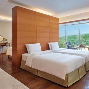 Triple Suite + Breakfast for 4 + KRW 100,000 Credit at DACHAE Restaurant (In-Room Dining Available, Per Night)