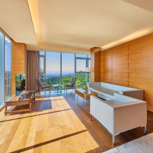 Parlor Suite + Breakfast for 2 + KRW 100,000 Credit at DACHAE Restaurant (In-Room Dining Available, Per Night)