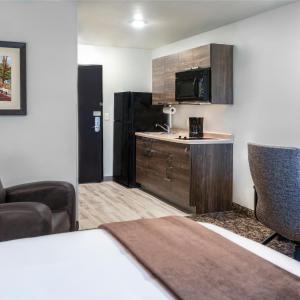 Queen Room with Two Queen Beds with Recliner - Hearing Accessible