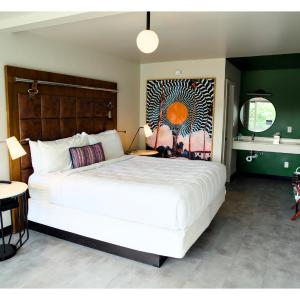 King Room with One King Bed - Mobility Accessible/Non-Smoking